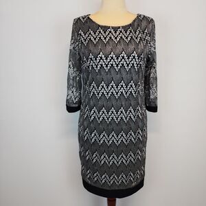 Sandra Darren Metallic Lace Sheath Dress Size 14 Silver Black Chevron Evening